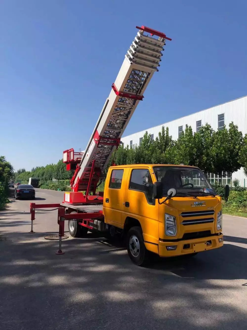 潜江经济开发区附近的云梯车出租服务：轻松解决高空作业需求